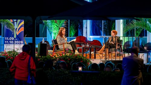 Iris Wolff (links) im Gespräch mit Katrin Schumacher bei der großen Eröffnungsgala von "LiteraKUR". (Foto: Uwe Weil)