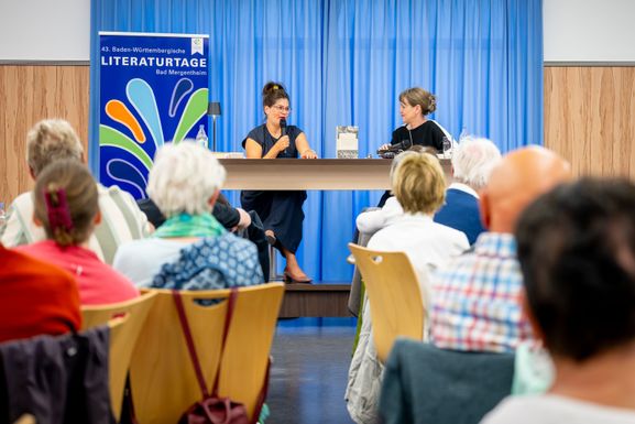 Jennifer Holleis (links) und Beatrice Faßbender sprachen im Dorfgemeinschaftshaus Hachtel über Anna Haag. (Bild: Uwe Weil)