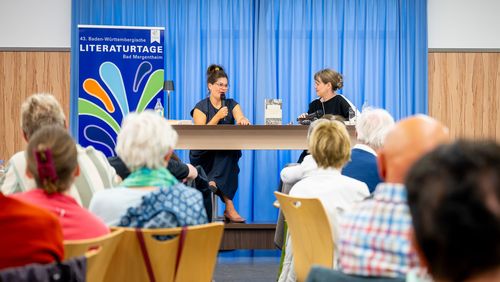 Jennifer Holleis (links) und Beatrice Faßbender sprachen im Dorfgemeinschaftshaus Hachtel über Anna Haag. (Bild: Uwe Weil)  
