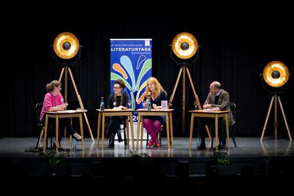 Literaturnobelpreisträgerin Olga Tokarczuk (2. v.l.) sprach über ihren gefeierten Kurort-Roman „Empusion“ mit (v.l.) Moderatorin Beatrice Faßbender und Roman-Übersetzerin Lisa Palmes. Schauspieler Johann von Bülow las Passagen daraus. (Bild: Uwe Weil)