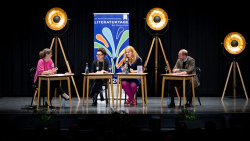 Literaturnobelpreisträgerin Olga Tokarczuk (2. v.l.) sprach über ihren gefeierten Kurort-Roman „Empusion“ mit (v.l.) Moderatorin Beatrice Faßbender und Roman-Übersetzerin Lisa Palmes. Schauspieler Johann von Bülow las Passagen daraus. (Bild: Uwe Weil)  