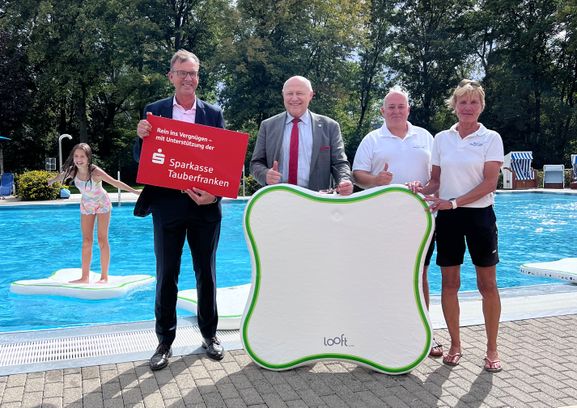 (von links) Sparkassen-Vorstandsvorsitzender Peter Vogel überreichte OB Udo Glatthaar, Steffen Grimm und Michaela Fischer, offiziell die neuen Schwimminseln fürs Freibad, die dort bereits für viel Spaß und Abwechslung sorgen. 