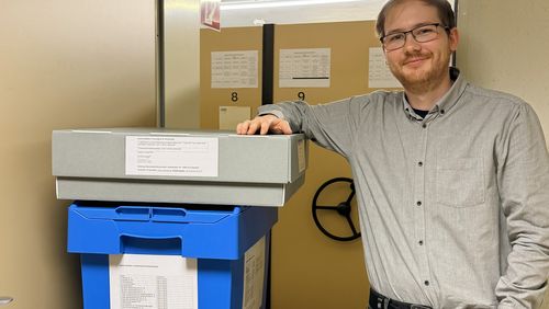 Schnelle Schadensbegrenzung im Ernstfall: Stadtarchivar Alexander Ploebsch kann nun mit einem Notfallbox-System arbeiten, das an allen 15 Archiv-Standorten der Stadt einsetzbar ist.