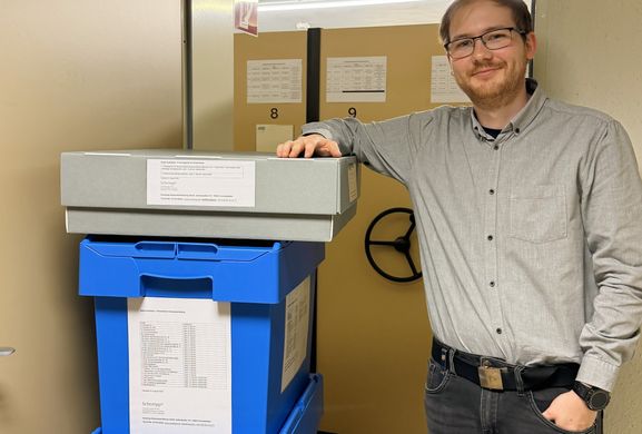 Schnelle Schadensbegrenzung im Ernstfall: Stadtarchivar Alexander Ploebsch kann nun mit einem Notfallbox-System arbeiten, das an allen 15 Archiv-Standorten der Stadt einsetzbar ist.