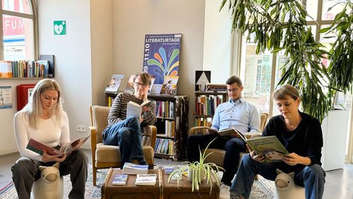 (von links) Anna Grenz (Tourist-Information), Ulrich Rüdenauer (Literaturtage-Kurator), Lukas Wegner (Leiter der Tourist-Information) und Beatrice Faßbender (Literaturtage-Kuratorin) saßen nach dem Aufbau schon einmal Probe in der gemütlichen Leseecke.