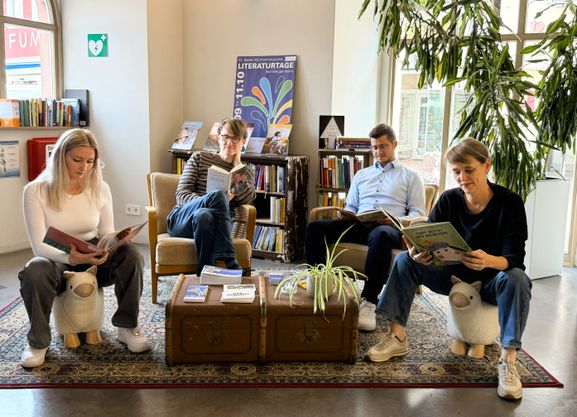 (von links) Anna Grenz (Tourist-Information), Ulrich Rüdenauer (Literaturtage-Kurator), Lukas Wegner (Leiter der Tourist-Information) und Beatrice Faßbender (Literaturtage-Kuratorin) saßen nach dem Aufbau schon einmal Probe in der gemütlichen Leseecke.