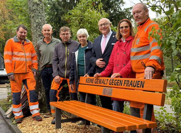 Oberbürgermeister Udo Glatthaar freut sich, gemeinsam mit Gayle Lüdtke-Beemer (2. v.r.) und Margret Post (Mitte) vom Förderverein sowie Vertretern des Bauhofs nun auch in Bad Mergentheim eine Bank mit Botschaft aufstellen zu können.