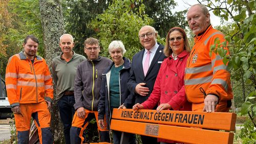 Oberbürgermeister Udo Glatthaar freut sich, gemeinsam mit Gayle Lüdtke-Beemer (2. v.r.) und Margret Post (Mitte) vom Förderverein sowie Vertretern des Bauhofs nun auch in Bad Mergentheim eine Bank mit Botschaft aufstellen  zu können.