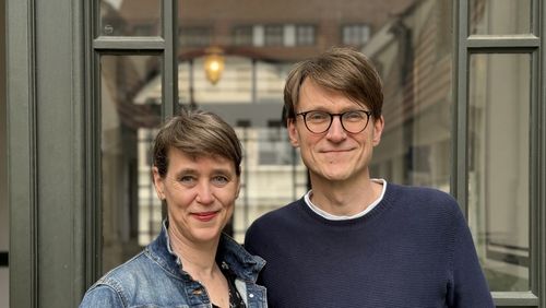 Ein Festival-Programm, das aus der Gemeinschaft der Region entstanden ist: Das kuratorische Team Beatrice Faßbender und Ulrich Rüdenauer freut sich auf die Literaturtage. (Bild: Sophie von Heppe)