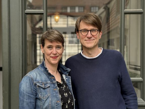 Ein Festival-Programm, das aus der Gemeinschaft der Region entstanden ist: Das kuratorische Team Beatrice Faßbender und Ulrich Rüdenauer freut sich auf die Literaturtage. (Bild: Sophie von Heppe)