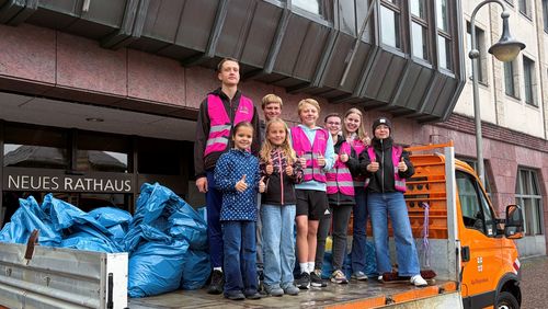 (von links) David Traub, Joachim Roos, Matthias Roos, Jannika Kuhn, Alena Remmel und Lara Ehrenfeld mit zwei ihrer jüngsten Helferinnen. Auf dem Foto fehlen die Jugendgemeinderäte Joseph Zahn, Benjamin Jauß und Samuel Lehle, die auch dabei waren.