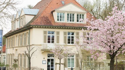 Die Kurverwaltung ist im Wilhelmsbau direkt am Kurpark untergebracht.