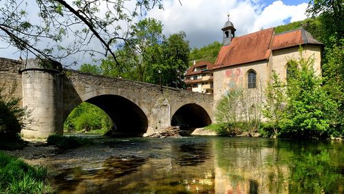 Die Wolfgangsbrücke über die Tauber ist ein Kulturdenkmal aus dem 14. Jahrhundert – und bildet einen Schwerpunkt des geführten Spaziergangs am 13. September.  (Bild: Holger Schmitt)  