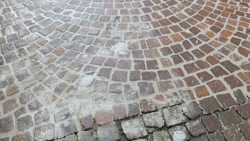 Die Fugen im Marktplatz-Pflaster sind zunächst noch einmal ausgekehrt worden (im unteren Bereich zu sehen), bekamen dann eine Füllung und wurden maschinell abgewaschen. Das Testfeld befindet sich im Bereich Altes Rathaus/ Funkengasse.