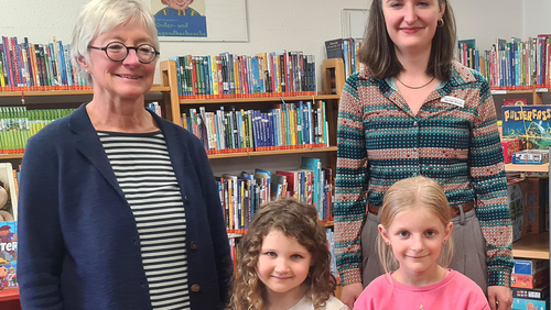Mit der Schultüten-Aktion gelingt der Lesestart – und es gab etwas zu gewinnen: (v. l.) Rosemarie Lux, Finnja Moll, Leni Brunner und Myrthe Greim, es fehlt: Yannik Hörner.