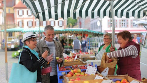 Frische Produkte aus der Region, herzliche Atmosphäre und eine romantische Altstadtkulisse - das ist der Wochenmarkt in Bad Mergentheim.
