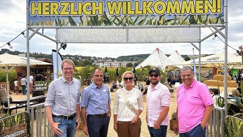 Tourismusdirektor Kersten Hahn (links) lud TMBW-Chefin Christine Schönhuber (Mitte) nach Bad Mergentheim ein, die sich u.a. mit (v.l.) Dehoga-Vorsitzendem Frank Bundschu, Maislabyrinth-Veranstalter Rudi Bauer und Kurdirektor Sven Dell austauschte. 