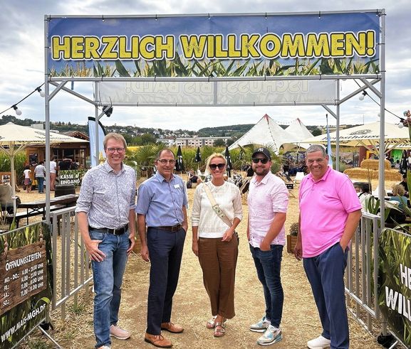 Tourismusdirektor Kersten Hahn (links) lud TMBW-Chefin Christine Schönhuber (Mitte) nach Bad Mergentheim ein, die sich u.a. mit (v.l.) Dehoga-Vorsitzendem Frank Bundschu, Maislabyrinth-Veranstalter Rudi Bauer und Kurdirektor Sven Dell austauschte. 