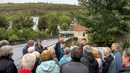 Dr. Kathrin Herz informierte anlässlich des Tags des offenen Denkmals bei zwei Spaziergängen unter anderem über die Geschichte der Wolfgangsbrücke und deren Sanierung.