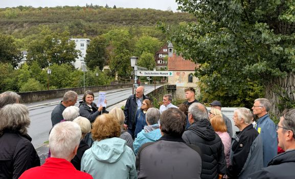 Dr. Kathrin Herz informierte anlässlich des Tags des offenen Denkmals bei zwei Spaziergängen unter anderem über die Geschichte der Wolfgangsbrücke und deren Sanierung. 