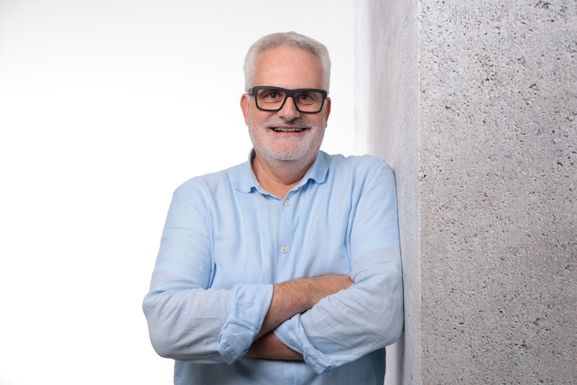 Kommt im Rahmen der Literaturtage zu einem „Wine & Crime“ nach Bad Mergentheim: Weinkrimi-Autor Uwe Ittensohn. (Bild: PicturePeople)