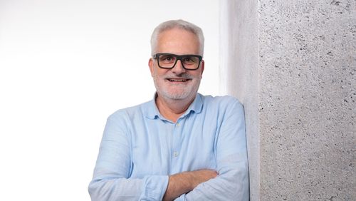 Kommt im Rahmen der Literaturtage zu einem „Wine & Crime“ nach Bad Mergentheim: Weinkrimi-Autor Uwe Ittensohn. (Bild: PicturePeople)