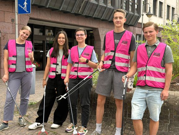 Werben zum Mitmachen bei ihrer Kehrtwende-Aktion am 17. Oktober (von links): die Jugendgemeinderatsmitglieder Alena Remmel, Lara Ehrenfeld, Jannika Kuhn, David Traub und Joachim Roos.