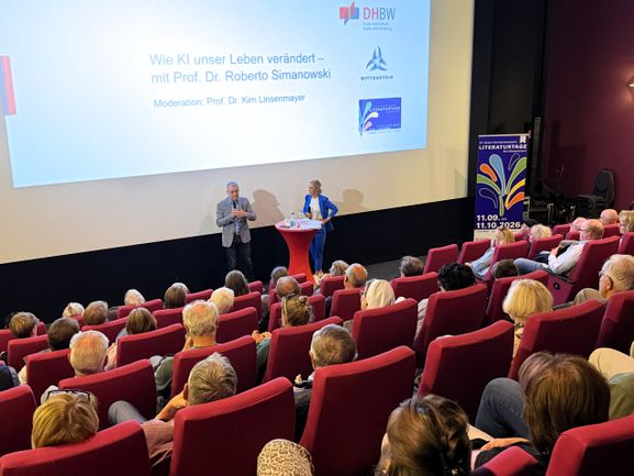 Impulse zur KI und wie sie unser Leben verändert: Kim Linsenmayer (rechts) moderierte den Literaturtage-Abend im Bad Mergentheimer Kino mit Roberto Simanowski.