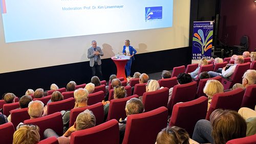 Impulse zur KI und wie sie unser Leben verändert: Kim Linsenmayer (rechts) moderierte den Literaturtage-Abend im Bad Mergentheimer Kino mit Roberto Simanowski.