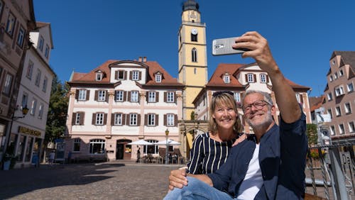 Pärchen bei Selfie auf dem Marktplatz