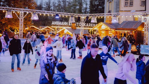 Der Bad Mergentheimer Winterzauber – auch in diesem Jahr das größte Echt-Eisbahn-Vergnügen in der Region. (Bild: Linda Hener)
