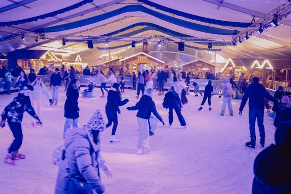 Ab dem 6. November gibt es wieder Eislaufvergnügen beim "Winterzauber" in Bad Mergentheim. (Bild: Linda Hener)