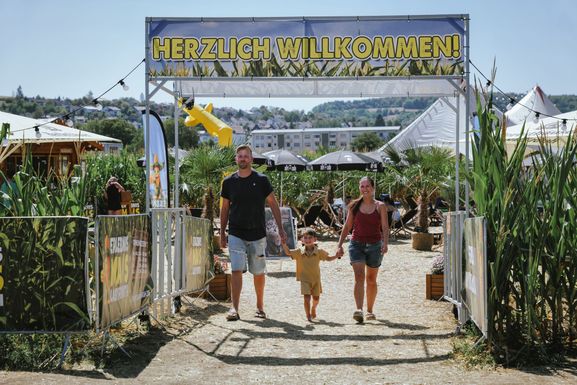 Glücklich verirren, entspannt genießen: Das Erlebnis-Maislabyrinth in Bad Mergentheim war im Sommer 2026 ein Besuchermagnet und ein Publikumserfolg bei Groß und Klein. (Fotos: Linda Hener)