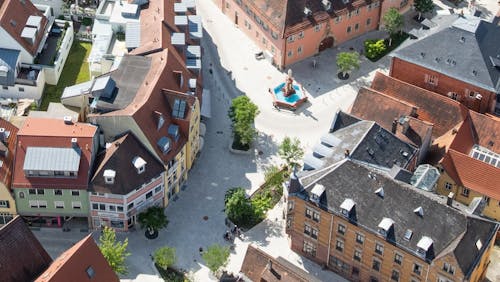 Heller Muschelkalk, große Pflanzquartiere und Baumhaine, gemütliche Verweil-Möglichkeiten: So präsentiert sich der Gänsmarkt nach seiner Neugestaltung.