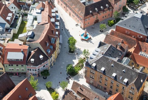 Heller Muschelkalk, große Pflanzquartiere und Baumhaine, gemütliche Verweil-Möglichkeiten: So präsentiert sich der Gänsmarkt nach seiner Neugestaltung.