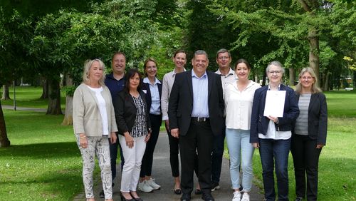 Das Foto zeigt den Arbeitskreis „ServiceQualität“, in dem neben der Geschäftsführung und den Qualitätscoaches Mitarbeiter aus allen Bereichen aktiv sind.