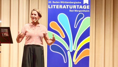 Meike Rötzer nahm den Saal des Evangelischen Gemeindehauses mit auf den "Zauberberg" - ein weiterer unvergesslicher "Literaturtage"-Abend in Bad Mergentheim.