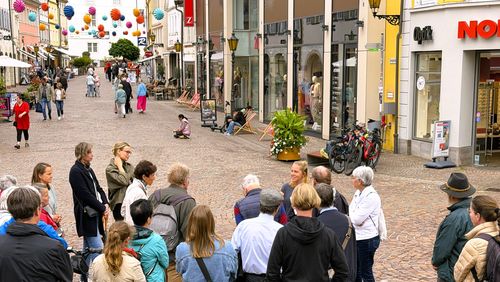 Eva Müller informierte beim Landesgartenschau-Spaziergang durch die Innenstadt, wie diese besser an die immer heißeren Sommer angepasst werden soll. 