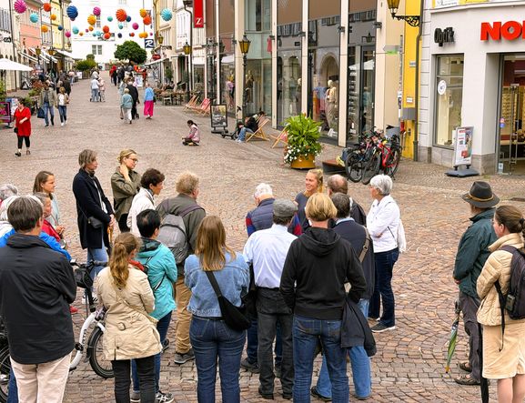 Eva Müller informierte beim Landesgartenschau-Spaziergang durch die Innenstadt, wie diese besser an die immer heißeren Sommer angepasst werden soll. 