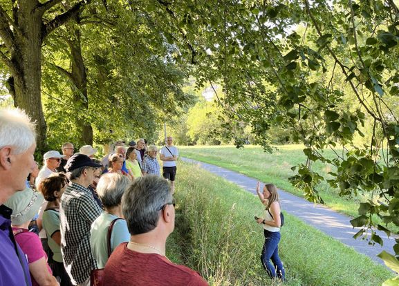 Seit einigen Jahren haben sich niederschwellige Spaziergänge durch die Stadt als gutes Mittel bewährt, um über die Landesgartenschau-Themen zu informieren. Diesmal wird Eva Müller (rechts) über das Thema Klimaanpassung sprechen.