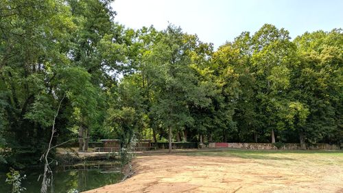 Der Bereich um den See sieht nach den Bauarbeiten zwar arg strapaziert aus, wird aber wieder begrünt und bekommt eine neue Uferbepflanzung.