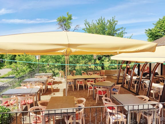 Terrasse am Gasthaus Zum Baschl