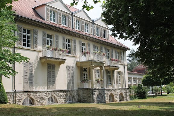 Die Kurverwaltung ist im Wilhelmsbau direkt am Kurpark untergebracht.