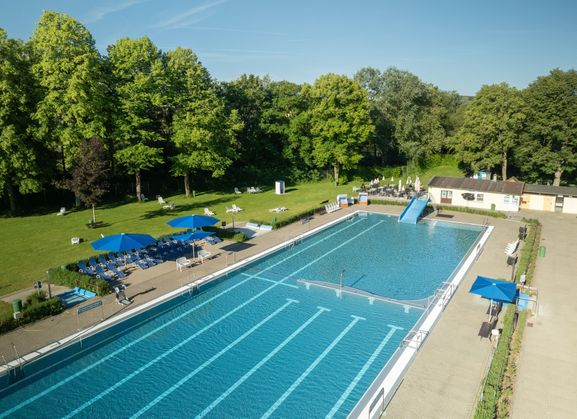 Erfrischung in Azurblau, idyllisch gelegen: das Freibad in Bad Mergentheim.