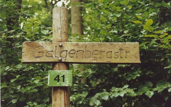 Wegweiser zum Galgenberg in Mergentheim (Foto: Deutschordensmuseum)