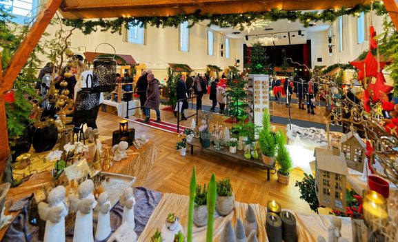 Einkaufsstände sind im Großen Kursaal aufgebaut.