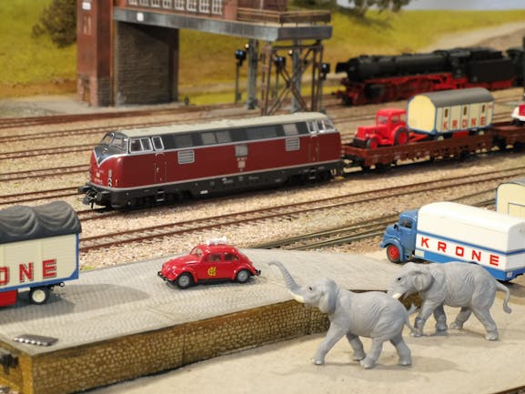 Der Zirkus kommt mit der Eisenbahn
